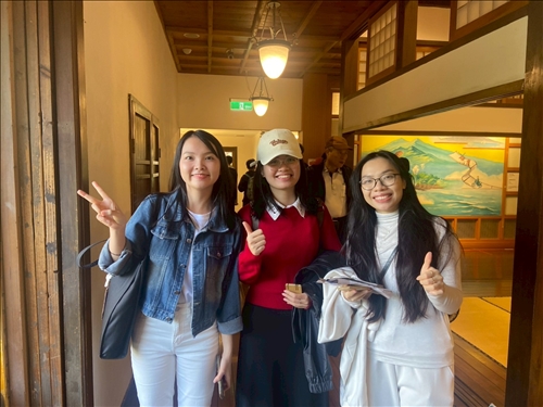 同學開心參觀北投溫泉博物館