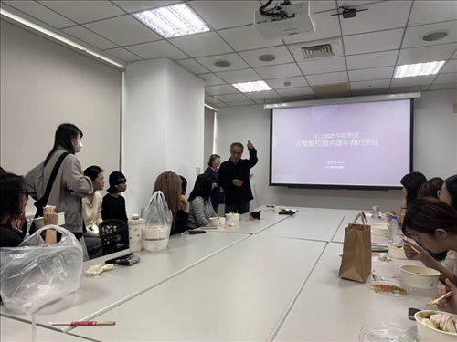 黃丙喜董事長和參加同學解釋酷點校園(大學市集)的實習工作