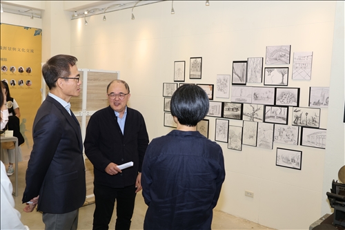 紀舜傑主任和戴佳茹老師向學術副校長介紹學生作品