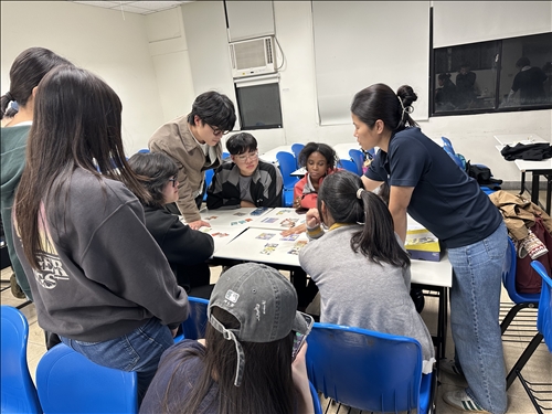 講師帶領同學進行桌遊體驗