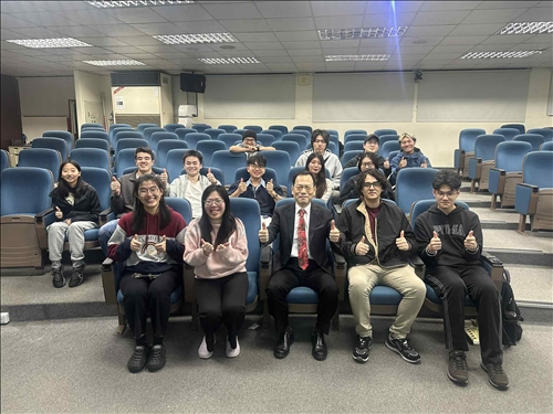參加同學們與張教授合照