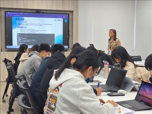 11月28日第一梯次「FedGPT認證課程」實作工作坊，由台灣人工智慧實驗室李亞珍專案經理講授Prompt Engineering課程。