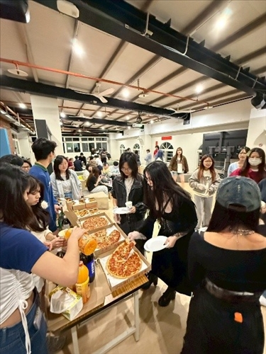 學生們排隊領取食物與飲料