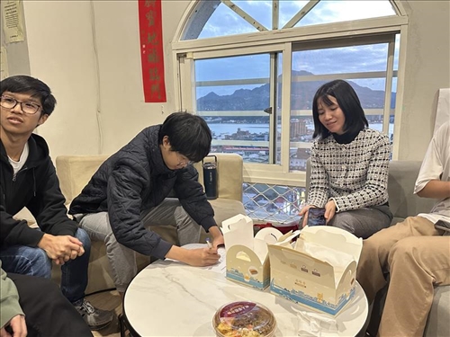 學生詢問如何在學習期間管理學分，以便按時畢業。 