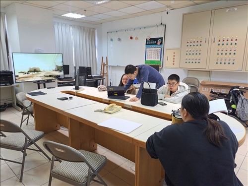 授課老師透過多媒體介紹插畫課程內容