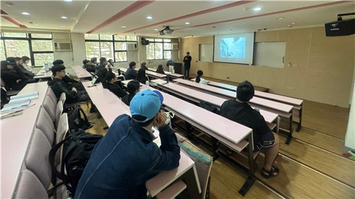 講者帶學生觀看並分析圖片