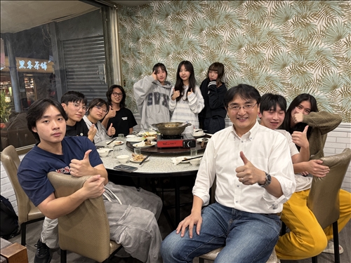 師生用餐合影