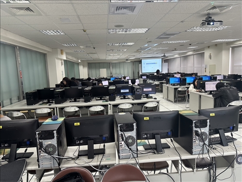 境外學生認真聽考試前說明，準備迎接等一下的考試