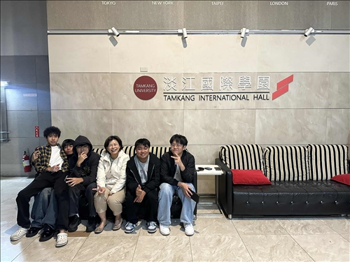 老師與學生有一個愉快的輔導之夜