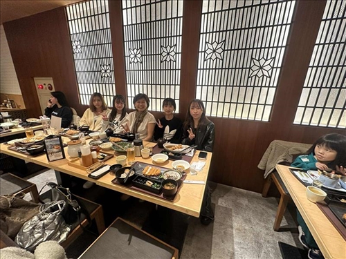 老師與學生開心用餐