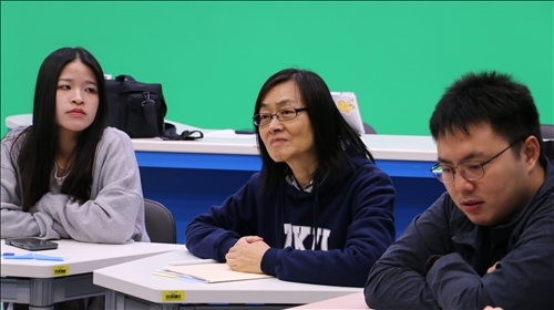 張主任於分桌活動與新聘教師進行討論