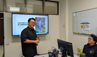 資圖系梁鴻栩老師進行開場