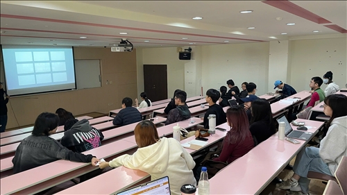 學生進行課程最後的實作活動