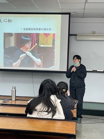 心如老師和大家解釋曲笛在崑曲/曲唱中的作用。