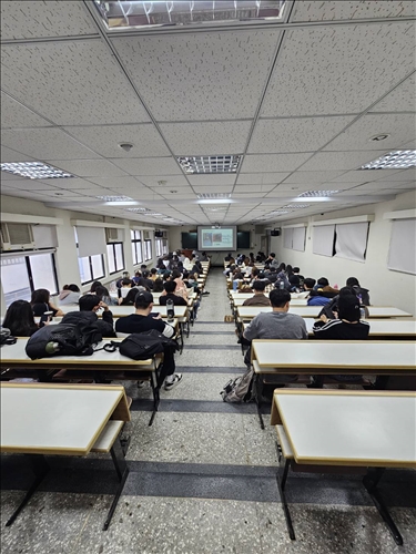 學生們專心聆聽與互動踴躍