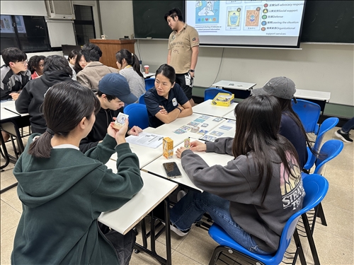 同學們發揮創意，共同討論遇到事件時的應對能力。