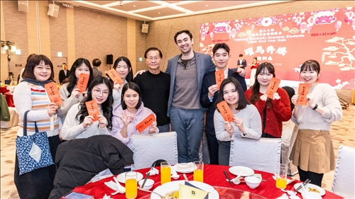 葛校長發紅包，與境外學生合照留念