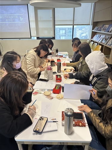 教職員們曼陀羅作畫中