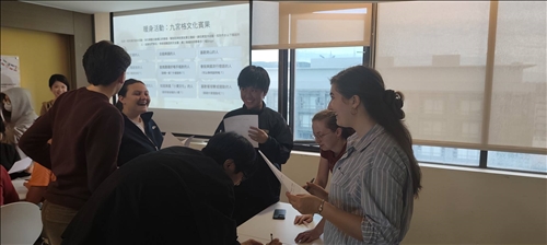 同學們歡樂的討論中