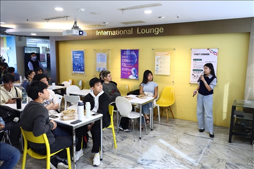 境外學生認真聽講師講解