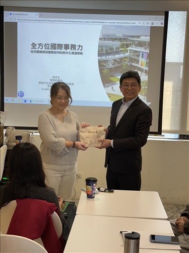 國際處贈送禮物給講師-林芝立計畫長