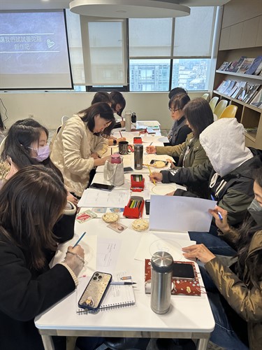 教職員在曼陀羅畫中作畫