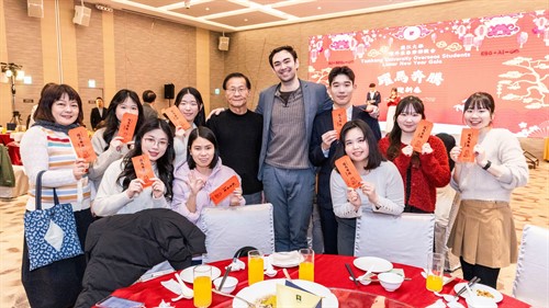 葛校長發紅包，與境外學生合照留念