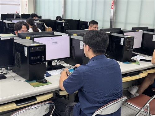 學生聆聽考證說明