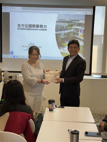 葉劍木國際長代表國際處贈送講師禮物