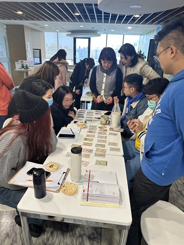 教職員分享自己拿的牌卡