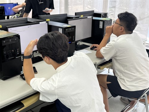 學生聆聽考證說明