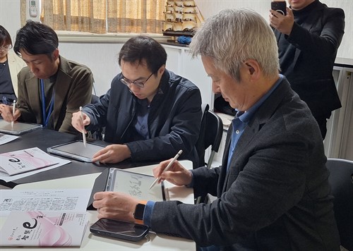 聚精會神學習淡江大學研發的智慧e筆。