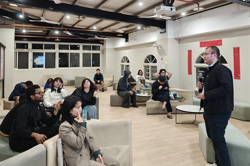 老師回答學生對於如何完成專題任務之提問