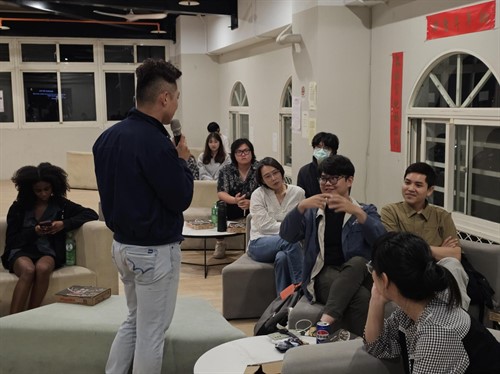 講師與同學互動討論熱烈