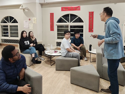 說明課程12個專題主題，鼓勵同學依興趣選擇