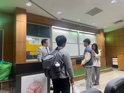 講者林廷翰系友與同學互動合照