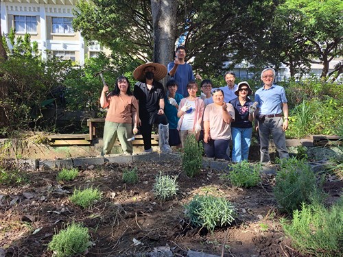 學員們完成開心農場除草與種植