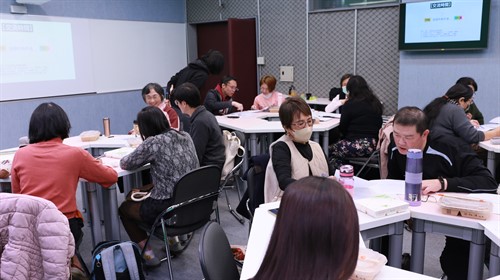 與會教師實際操作質性資料分析流程閱讀原始文本、切分分析單位、進行編碼（coding）