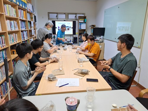 講師介紹捏陶故事與基本要領