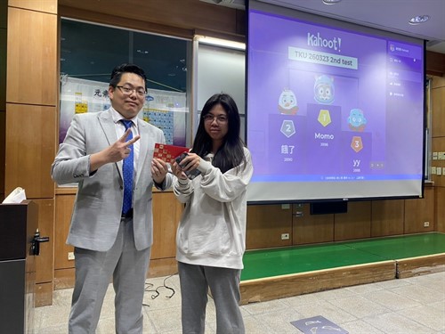 講者林廷翰系友與同學互動合照