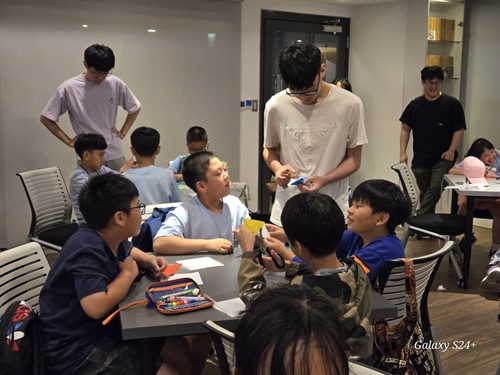 大學生協助小學生製作手擲機