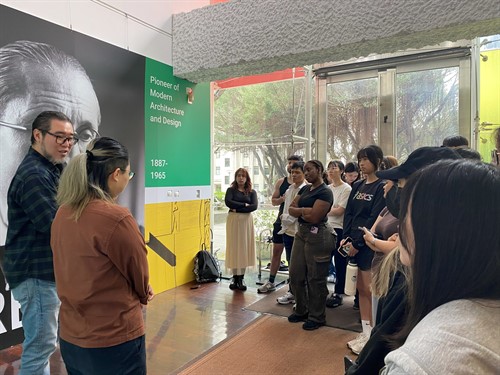 駱老師簡介勒．科比意在現代建築史上的重要地位	