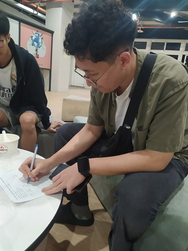 就世界政治相關議題向學生提供建議和詢問意見。