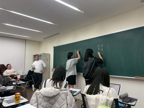 同學練習寫板書