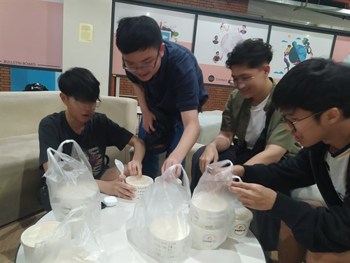 和學生一起用餐