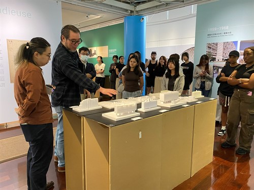 駱老師以勒．科比意建築模型舉例說明其特色