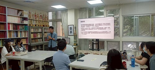 講者王翊宇老師與同學分享應該如何準備應考