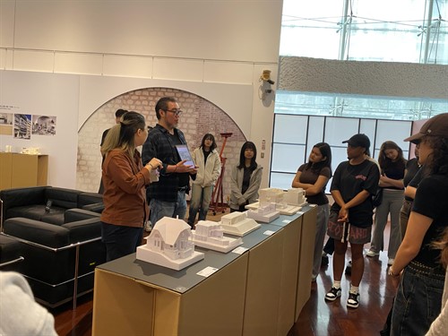 駱老師以畢卡索四度空間繪畫類比建築詩意的表現