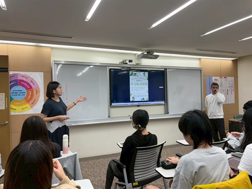 師培中心戴晨修老師開場介紹講師絲凱郁老師