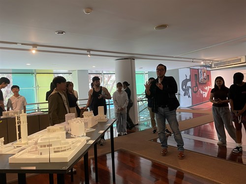 駱老師總結演講並回應同學提問